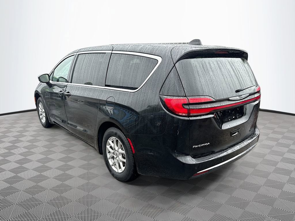Used 2025 Chrysler Pacifica Select image 8