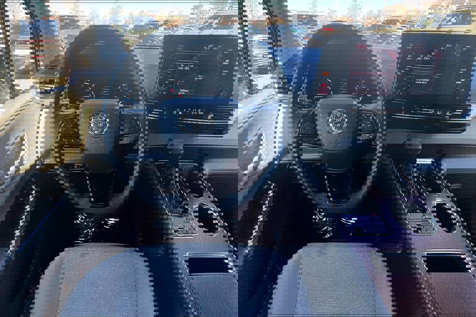 Used 2024 Toyota Sienna LE image 5