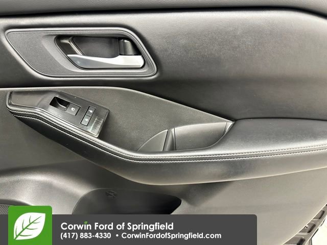 Used 2025 Nissan Rogue SV image 11