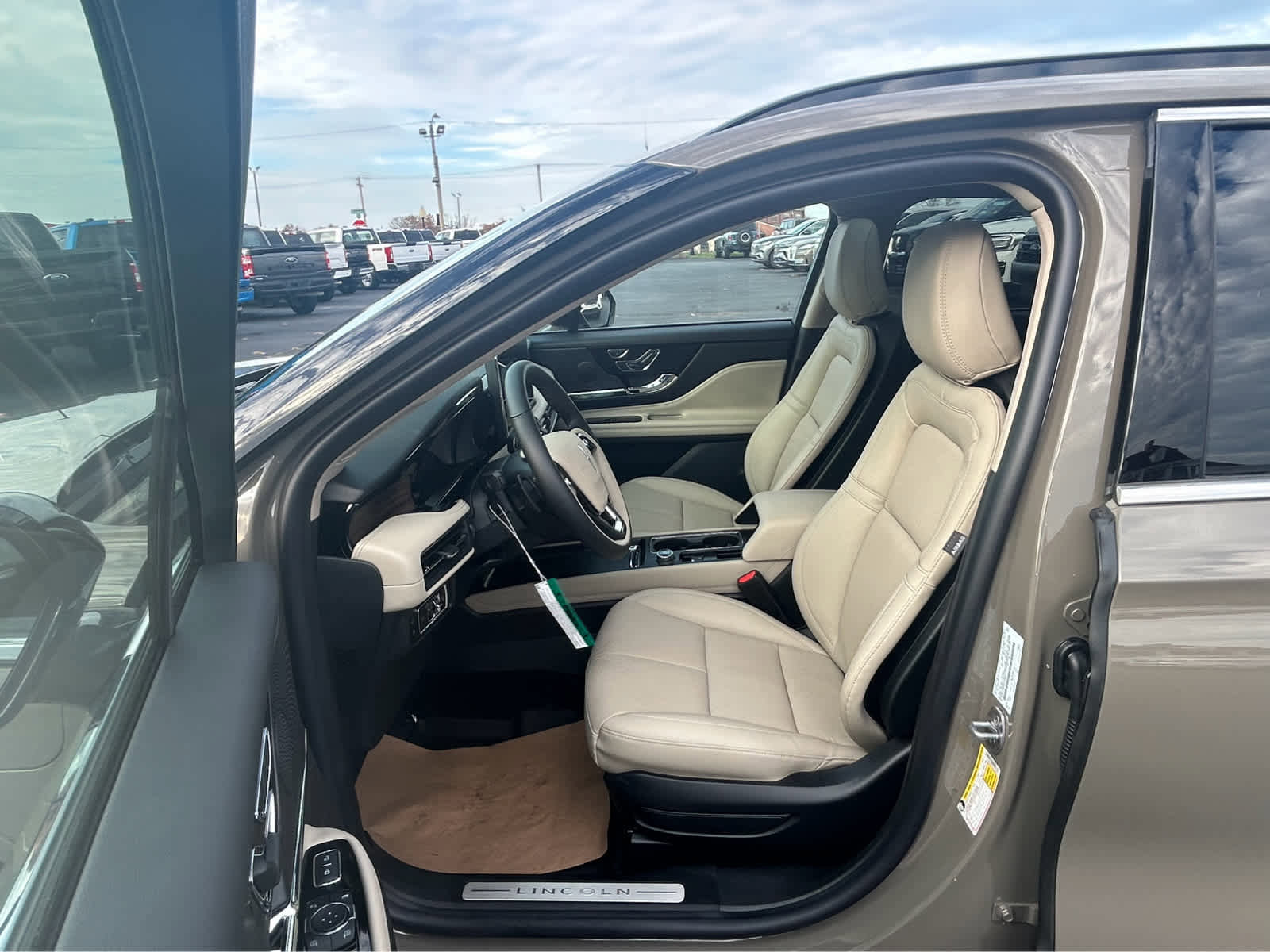 Used 2025 Lincoln Corsair Grand Touring image 17