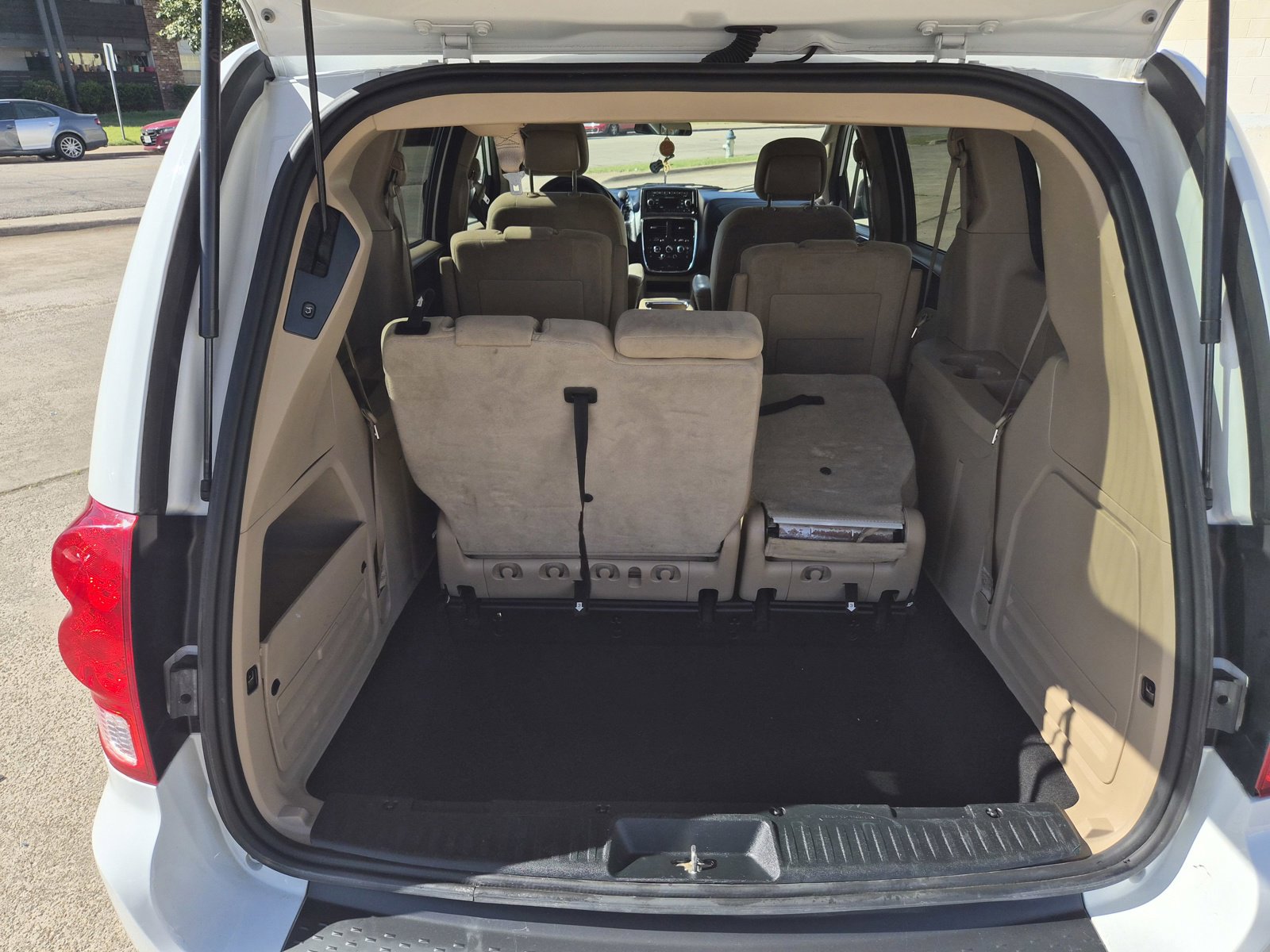 Used 2016 Dodge Grand Caravan SXT image 11