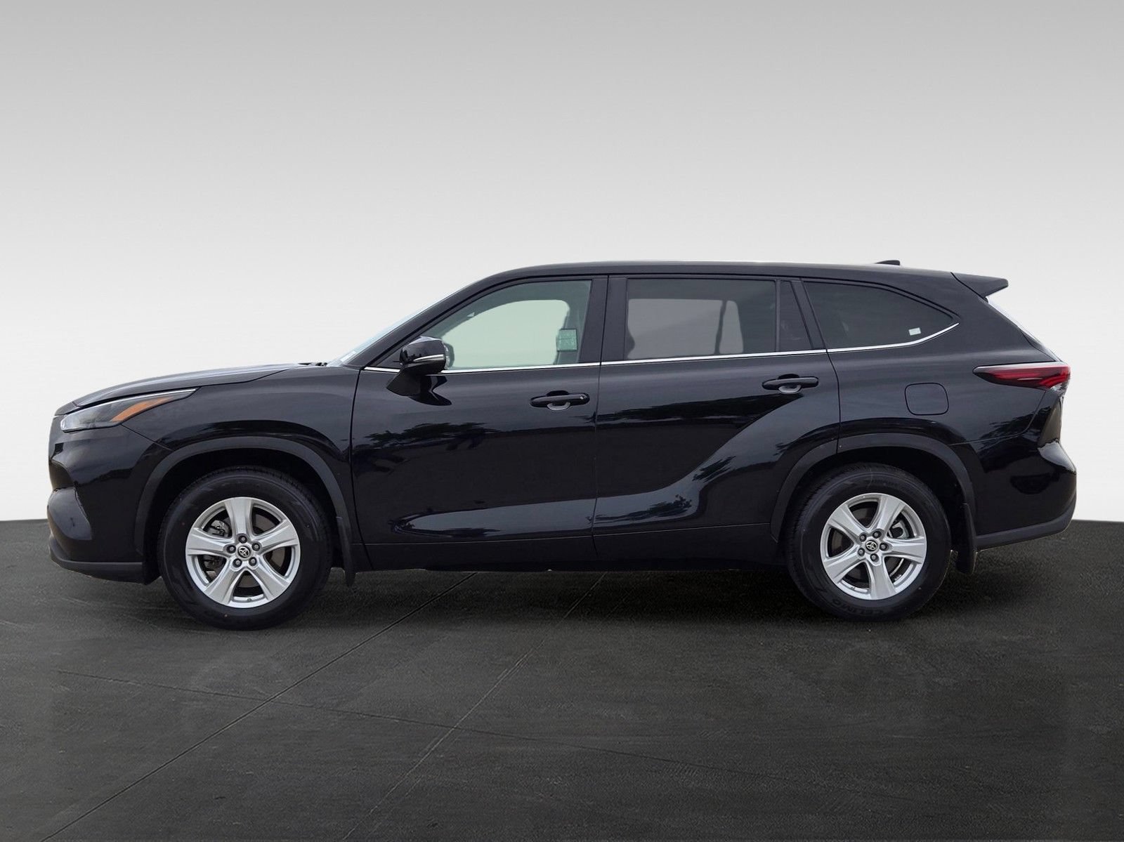 Used 2024 Toyota Highlander LE AWD/4WD image 7