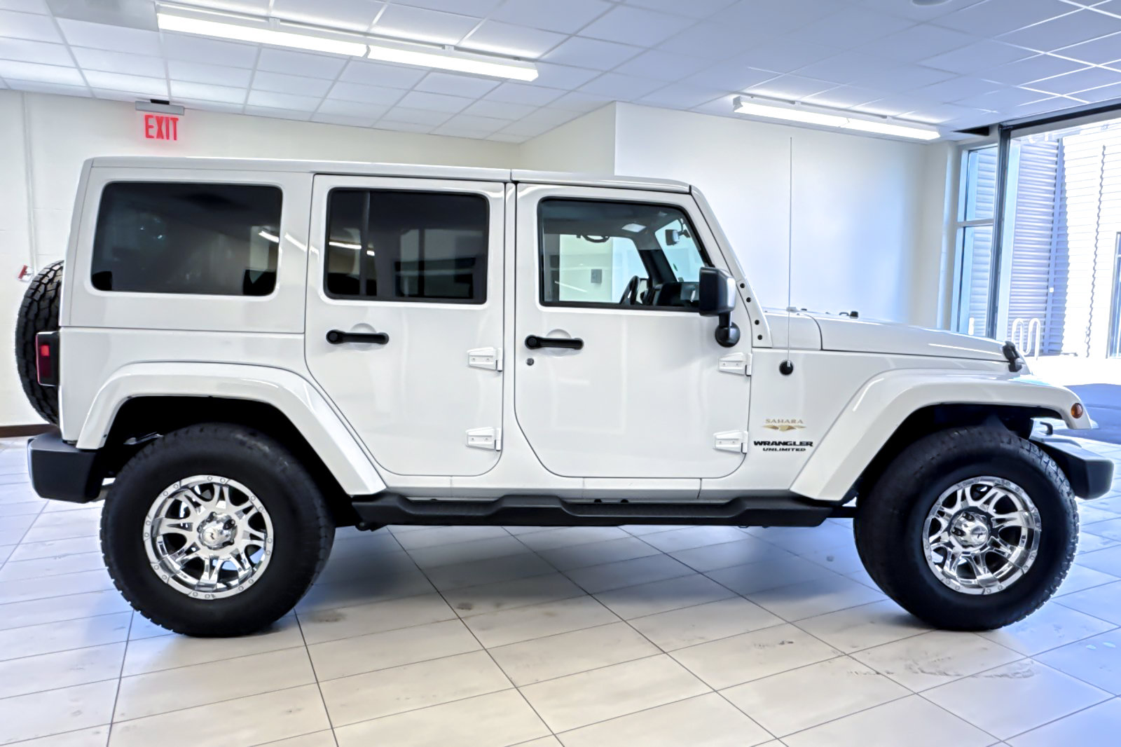 Used 2015 Jeep Wrangler Unlimited Sahara w/ Connectivity Group AWD/4WD image 3