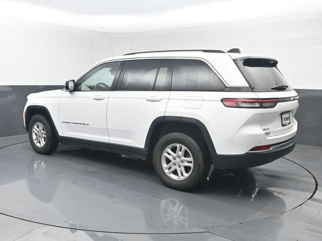 Used 2024 Jeep Grand Cherokee Laredo AWD/4WD image 3