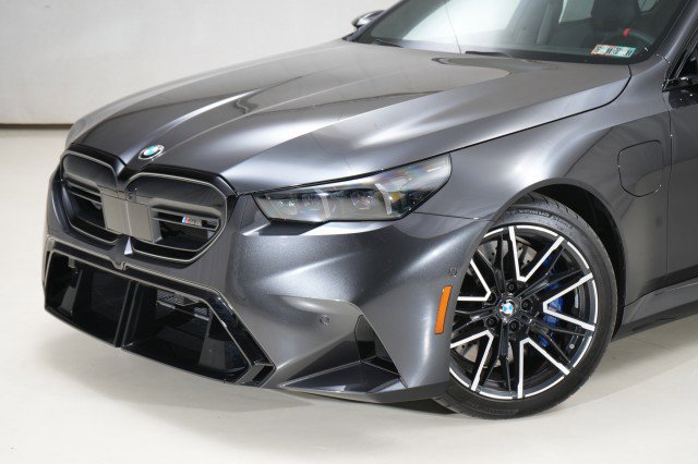 Used 2025 BMW M5 w/ Executive Package image 3