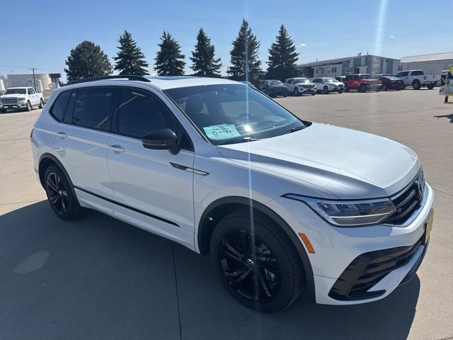 Used 2024 Volkswagen Tiguan SE R-Line AWD/4WD image 2