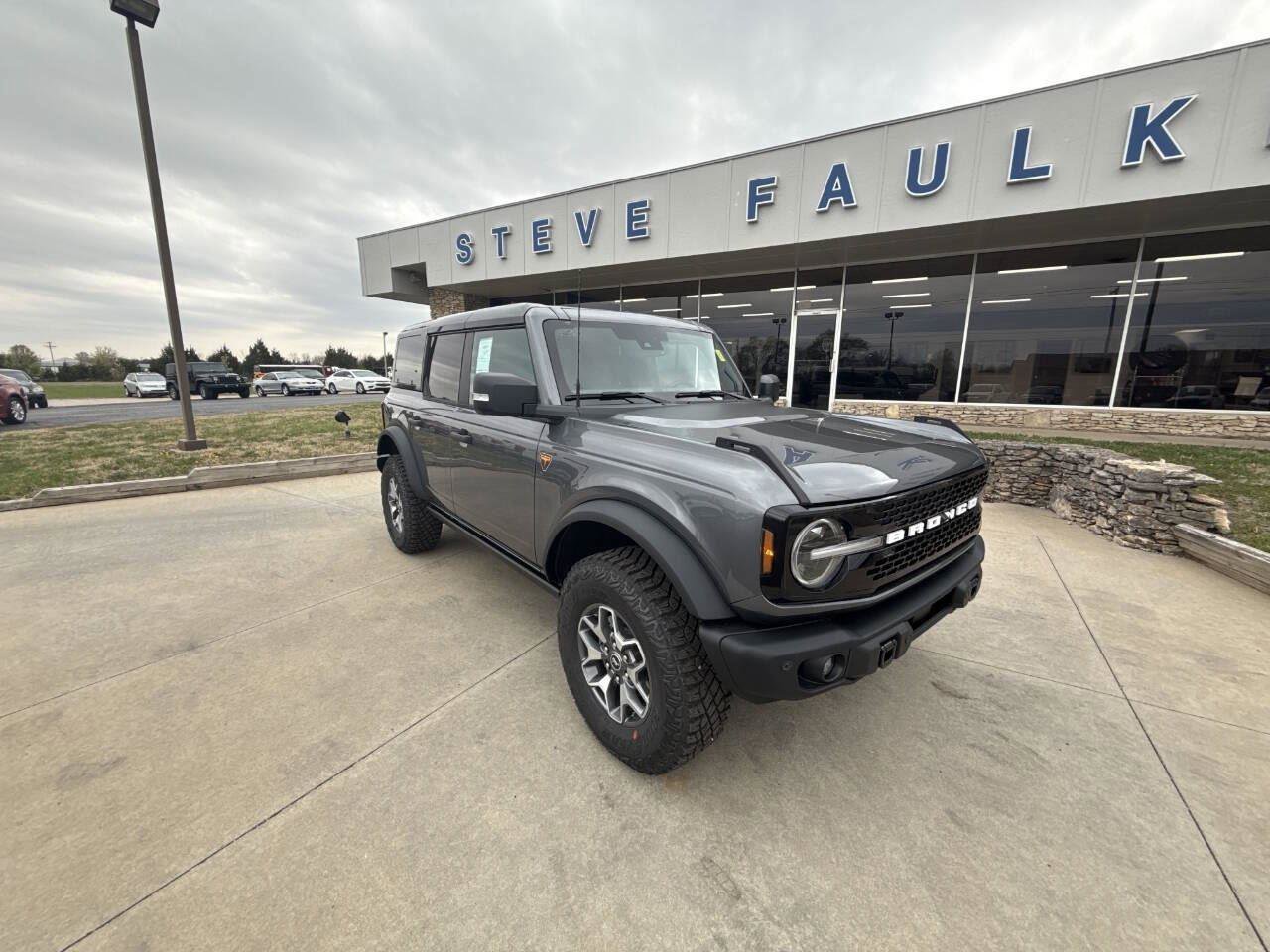 New 2025 Ford Bronco Badlands image 2