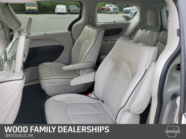 Used 2021 Chrysler Pacifica Limited w/ Uconnect Theater Family Group image 22