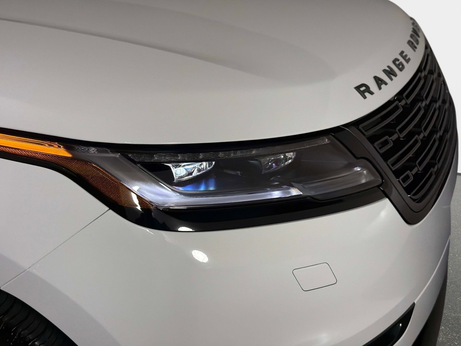 Used 2025 Land Rover Range Rover Velar Dynamic SE AWD/4WD image 9