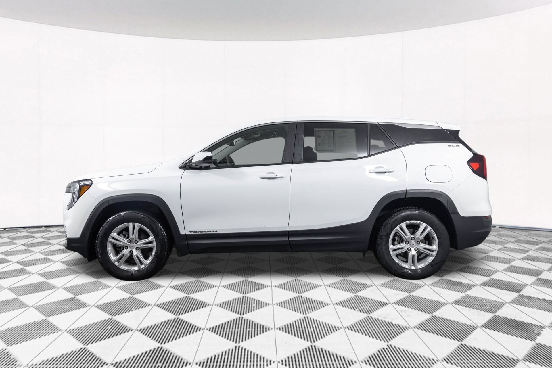 Used 2024 GMC Terrain SLE AWD/4WD image 12
