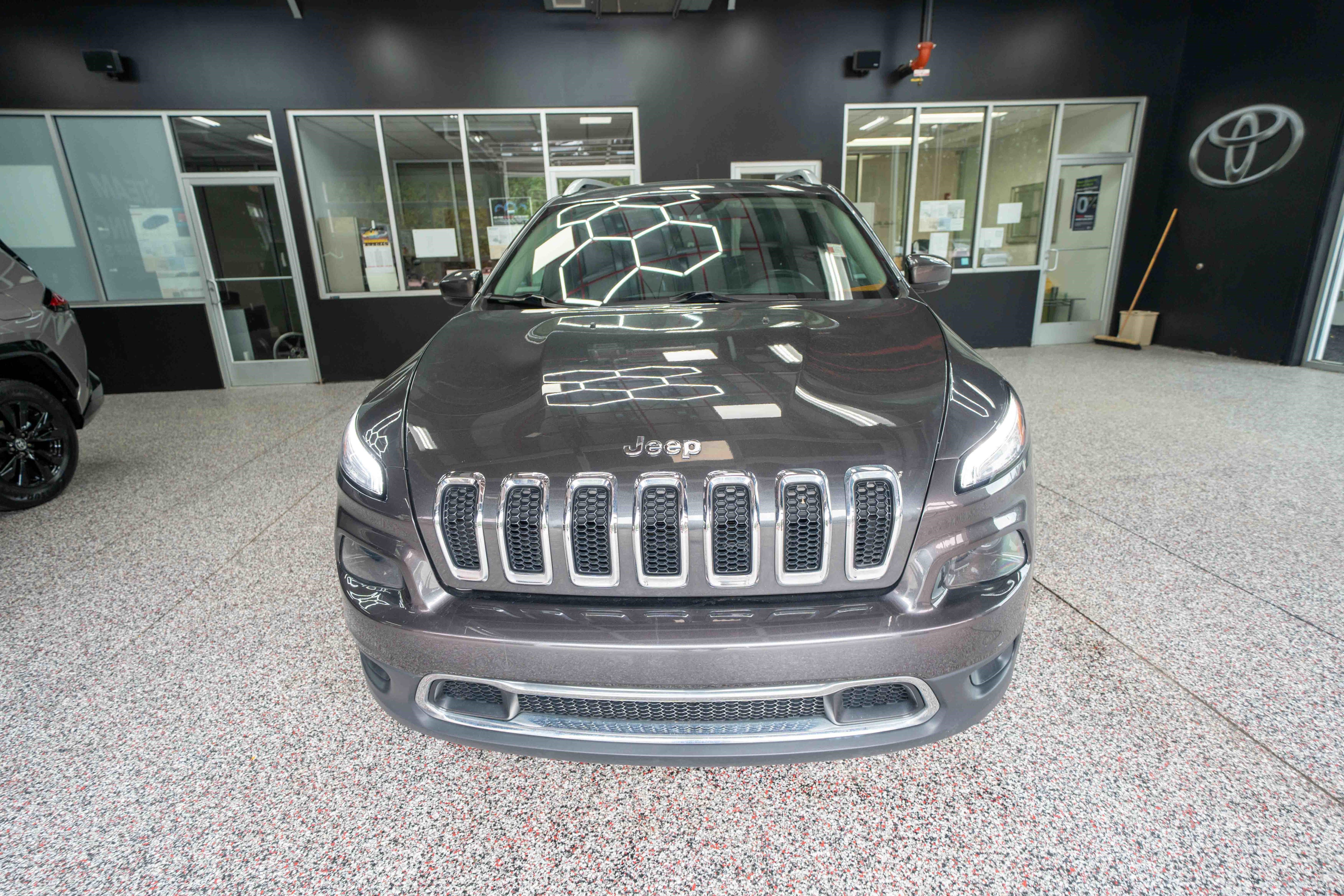 Used 2015 Jeep Cherokee Limited w/ Luxury Group AWD/4WD image 6