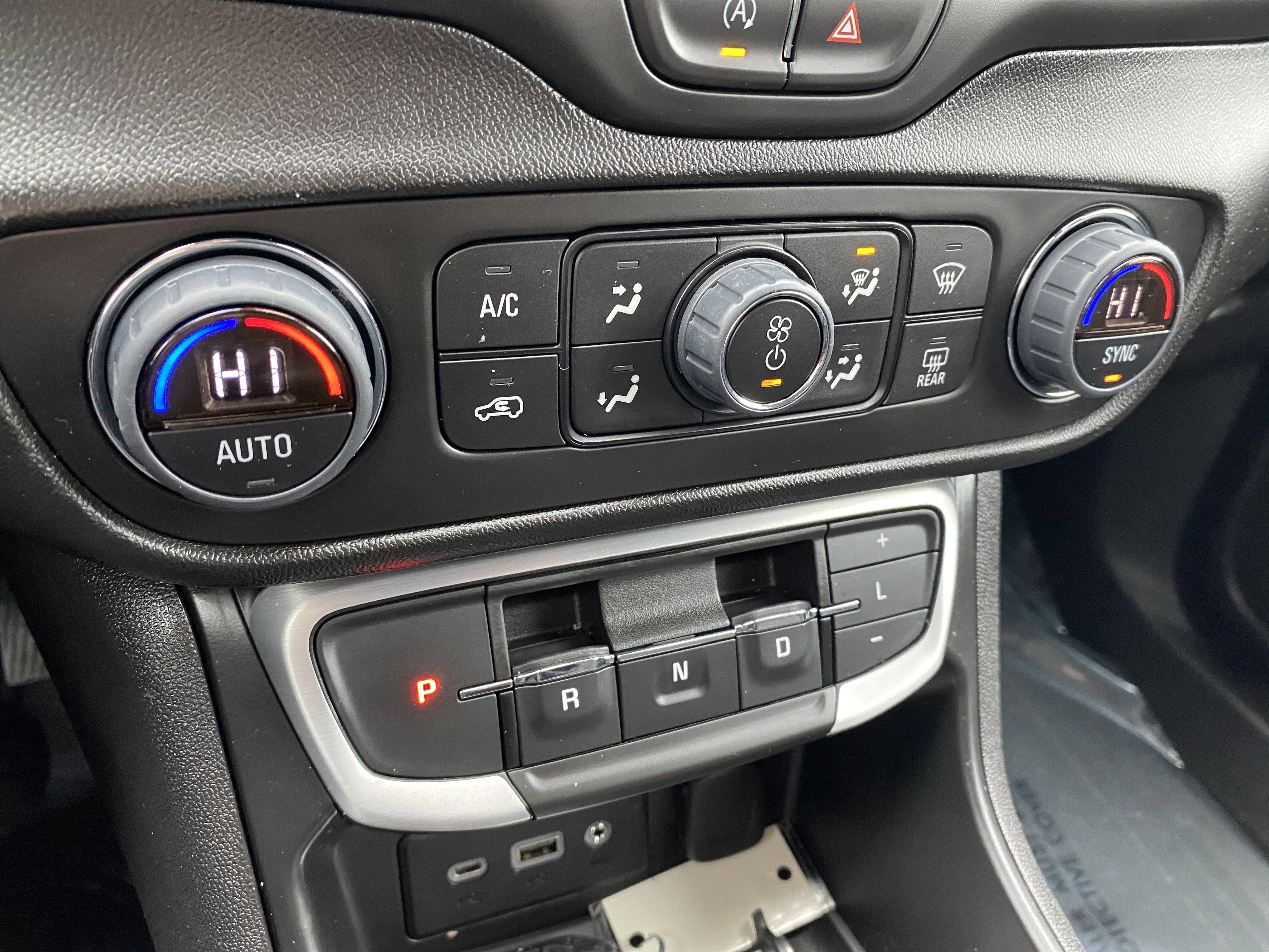 Used 2023 GMC Terrain SLE w/ Driver Convenience Package image 33