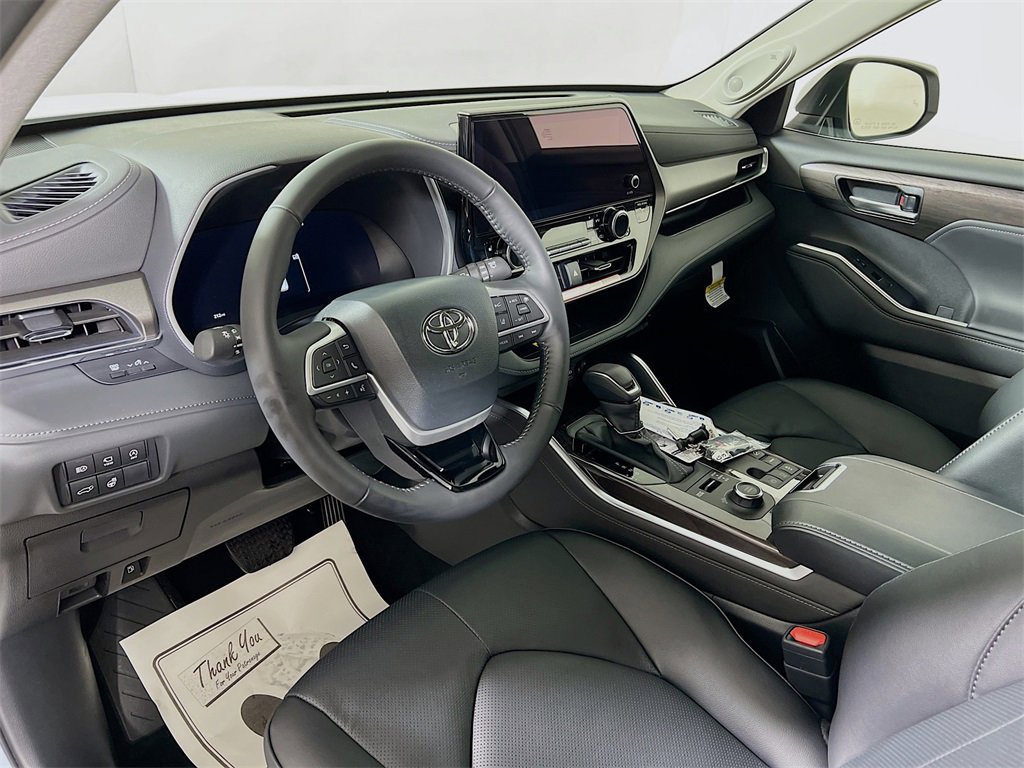 New 2025 Toyota Highlander Limited image 10