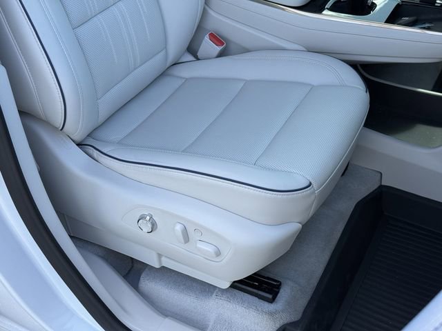 Used 2025 Buick Enclave Avenir image 25