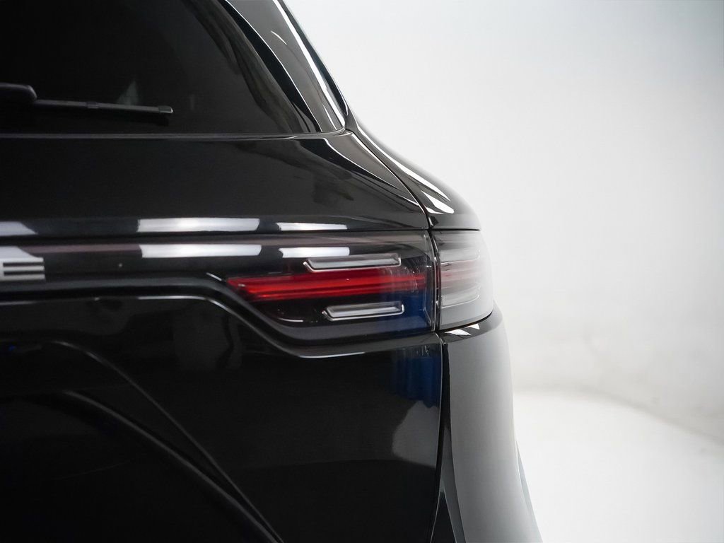 Certified 2023 Porsche Cayenne Platinum Edition image 12