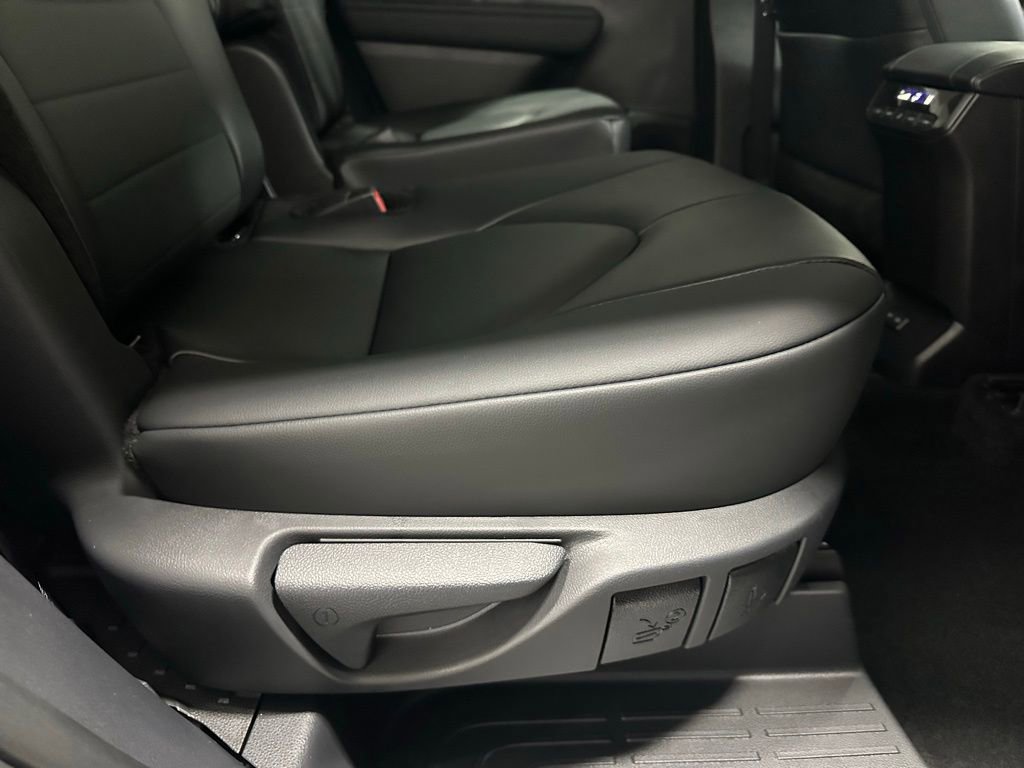 Used 2025 Toyota Highlander XLE image 58