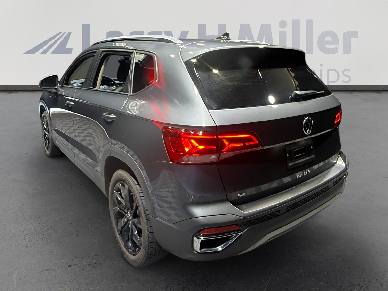Used 2023 Volkswagen Taos SE w/ Panoramic Sunroof Package FWD image 3