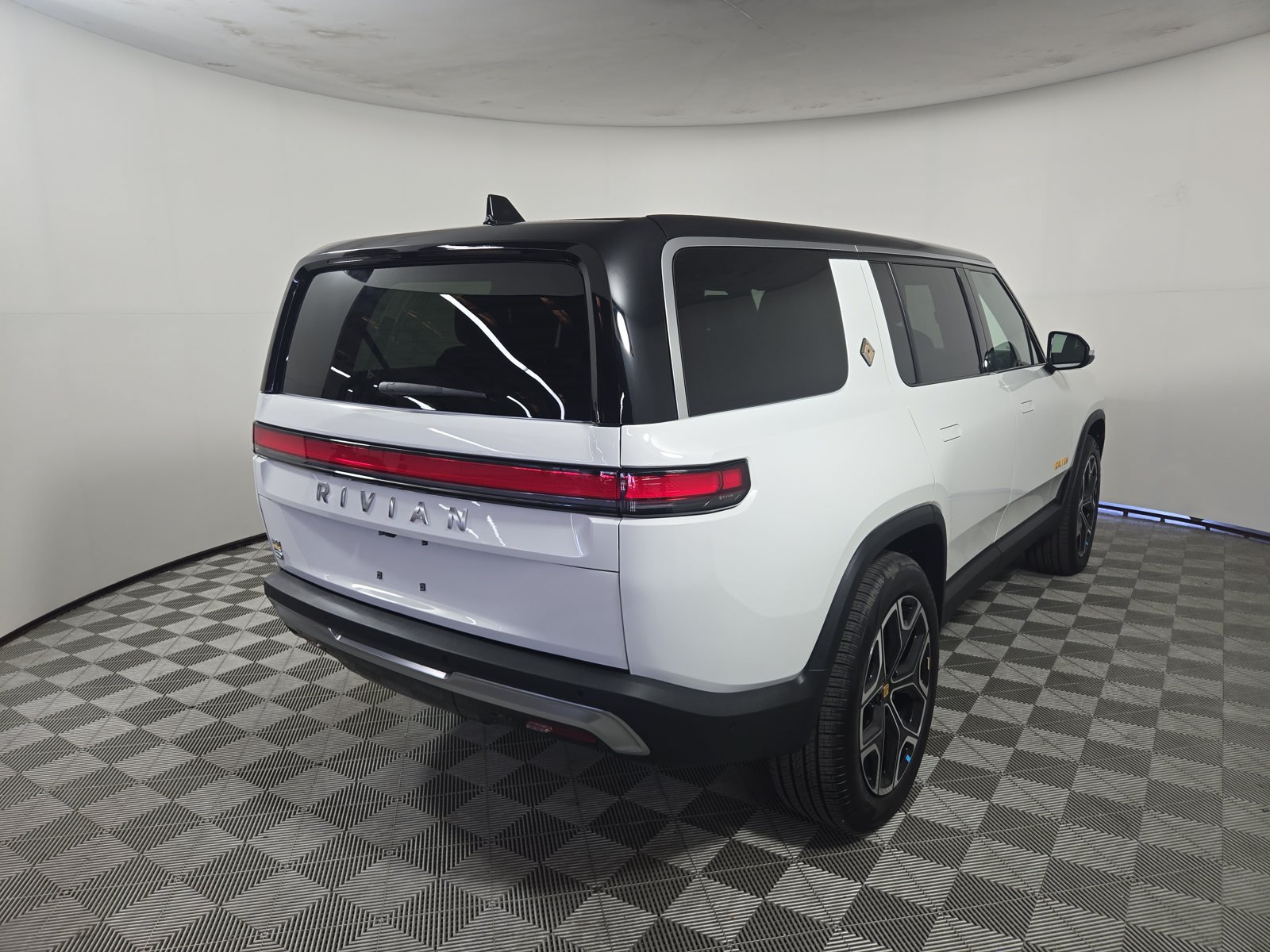 Used 2023 Rivian R1S Launch Edition Quad AWD/4WD image 5