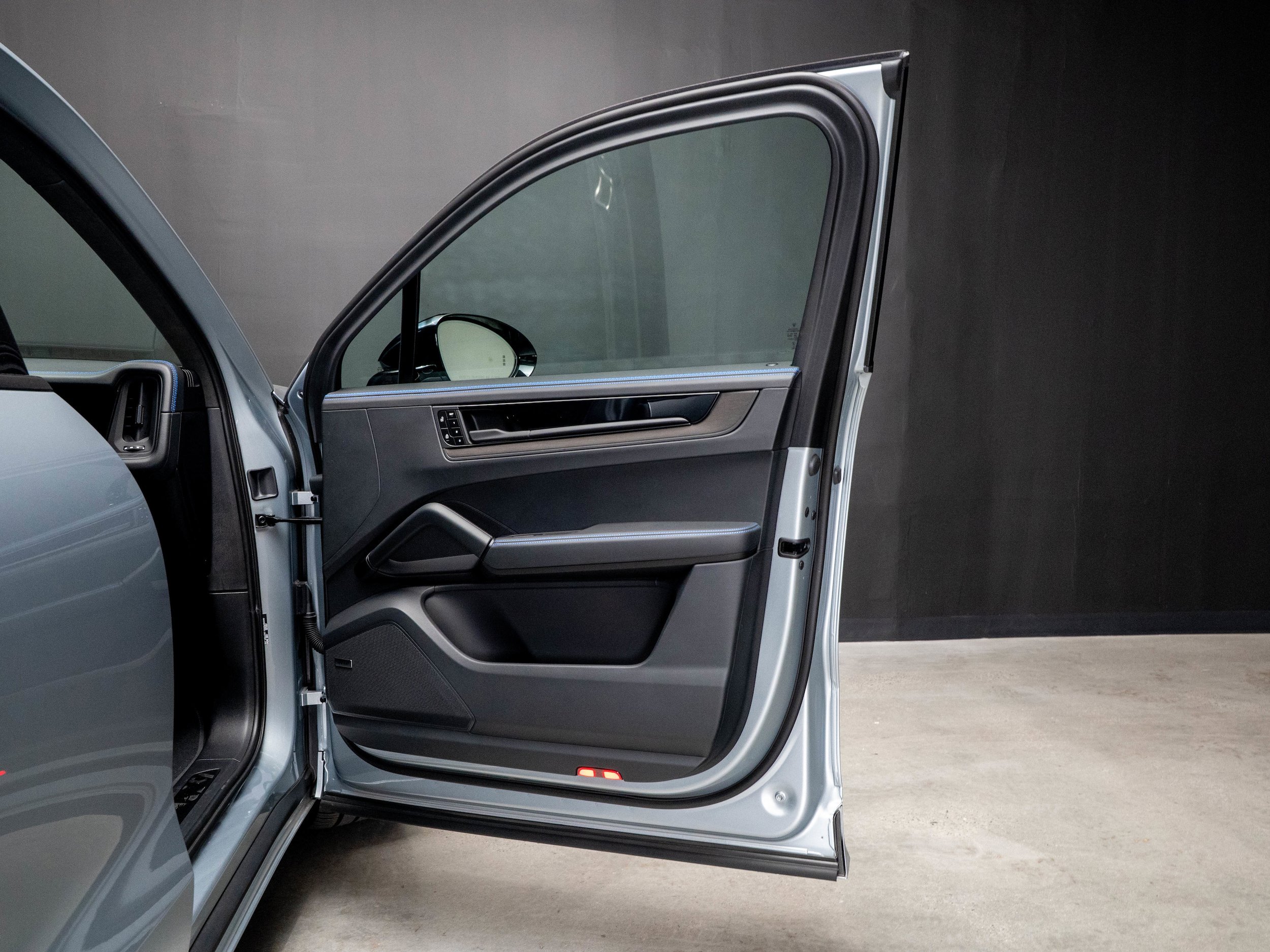 Certified 2025 Porsche Cayenne GTS image 34