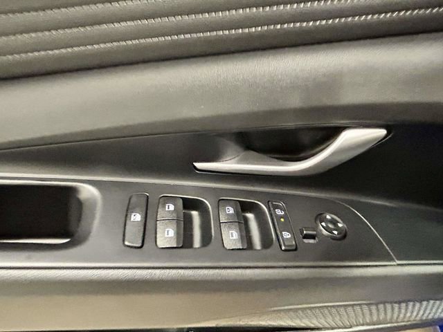 Certified 2025 Hyundai Elantra Limited FWD image 14