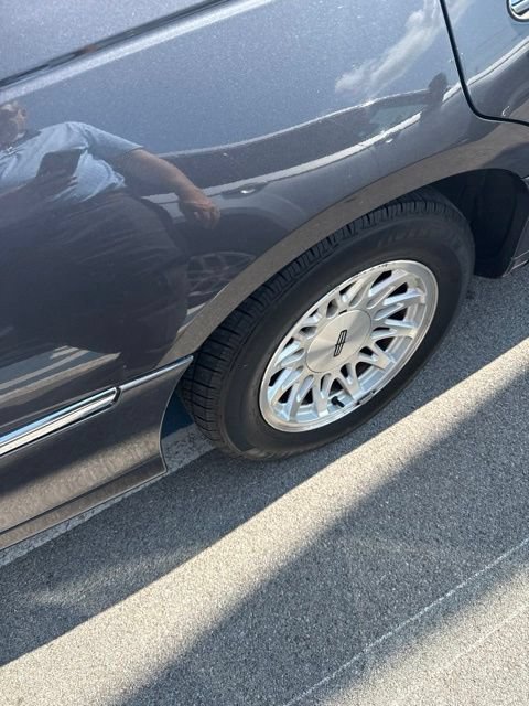 Used 1998 Lincoln Town Car Signature RWD image 22