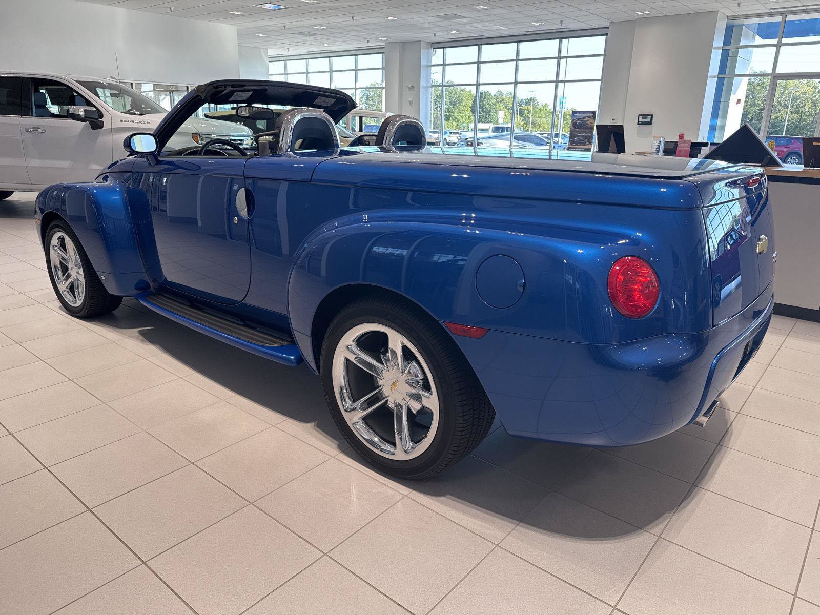 Used 2006 Chevrolet SSR w/ Preferred Equipment Group RWD image 2