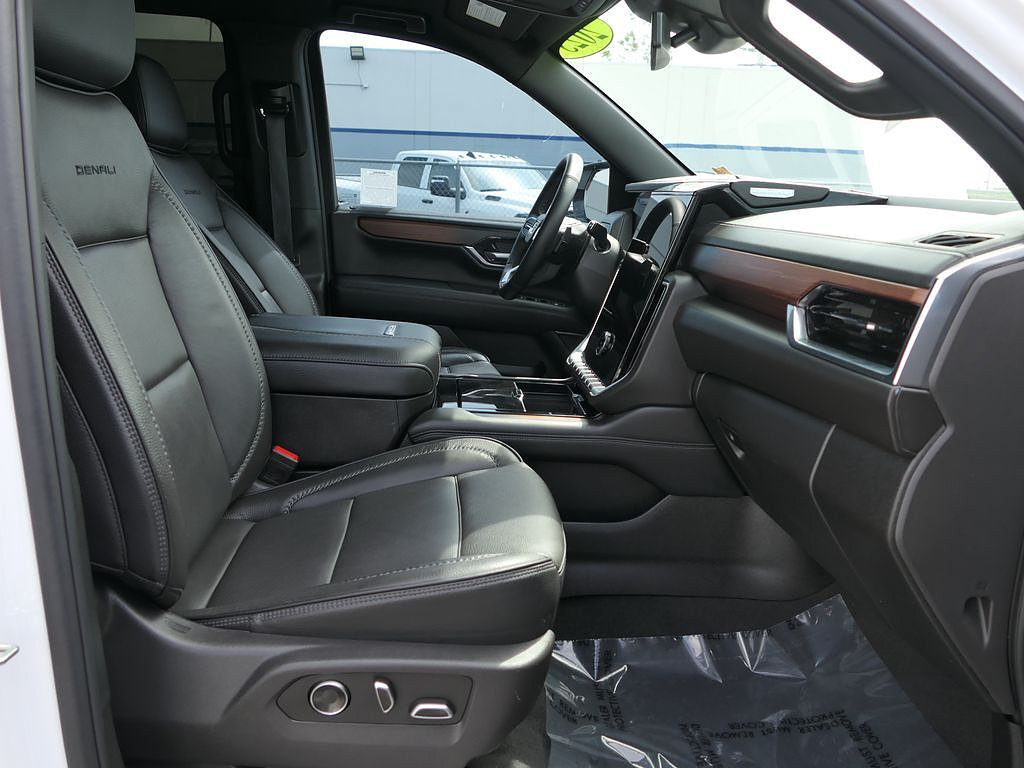 Used 2025 GMC Yukon XL Denali RWD image 24