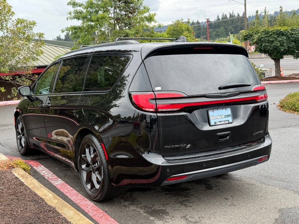 Used 2025 Chrysler Pacifica Limited FWD image 5