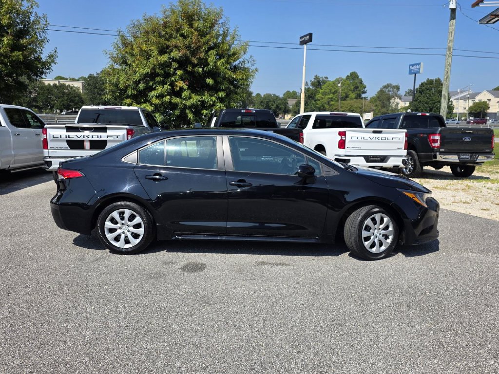 Used 2025 Toyota Corolla LE FWD image 28
