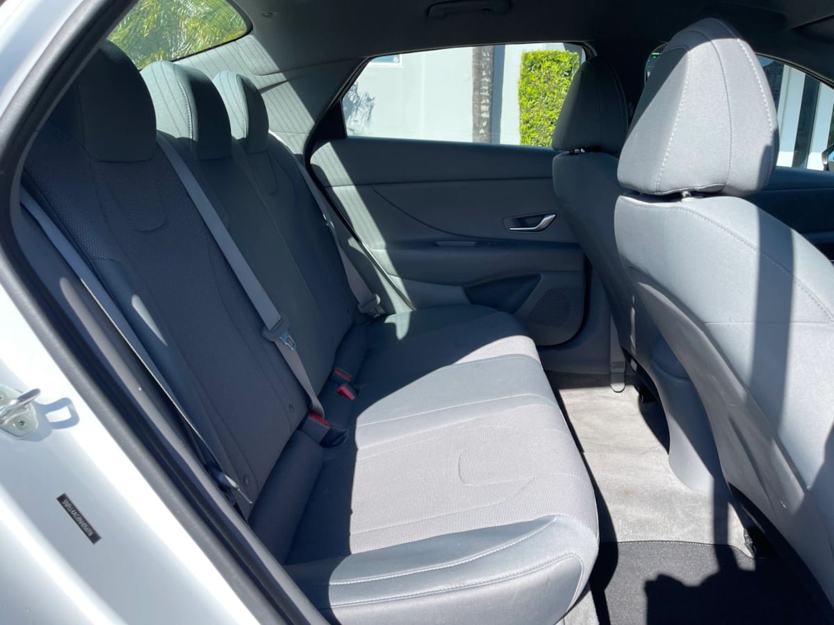 Used 2022 Hyundai Elantra SE FWD image 21
