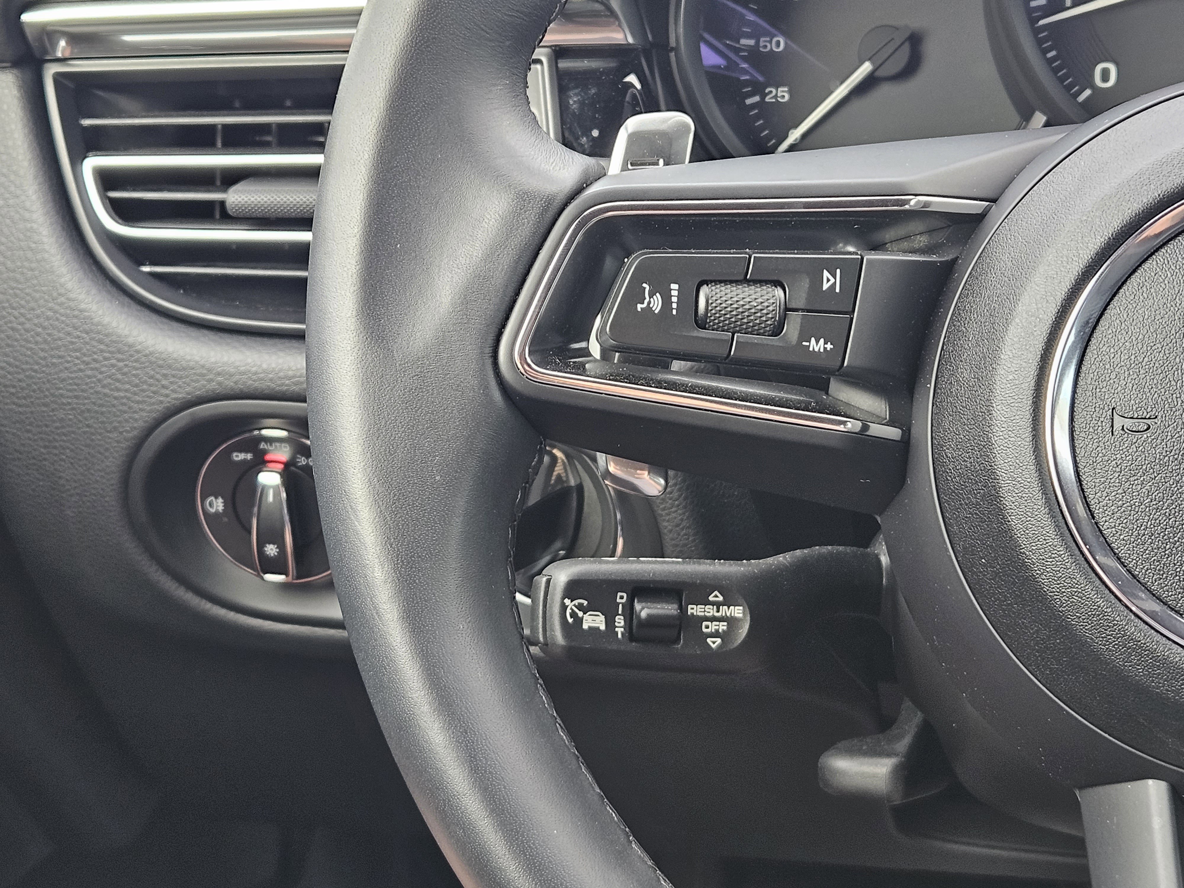 Certified 2025 Porsche Macan image 27