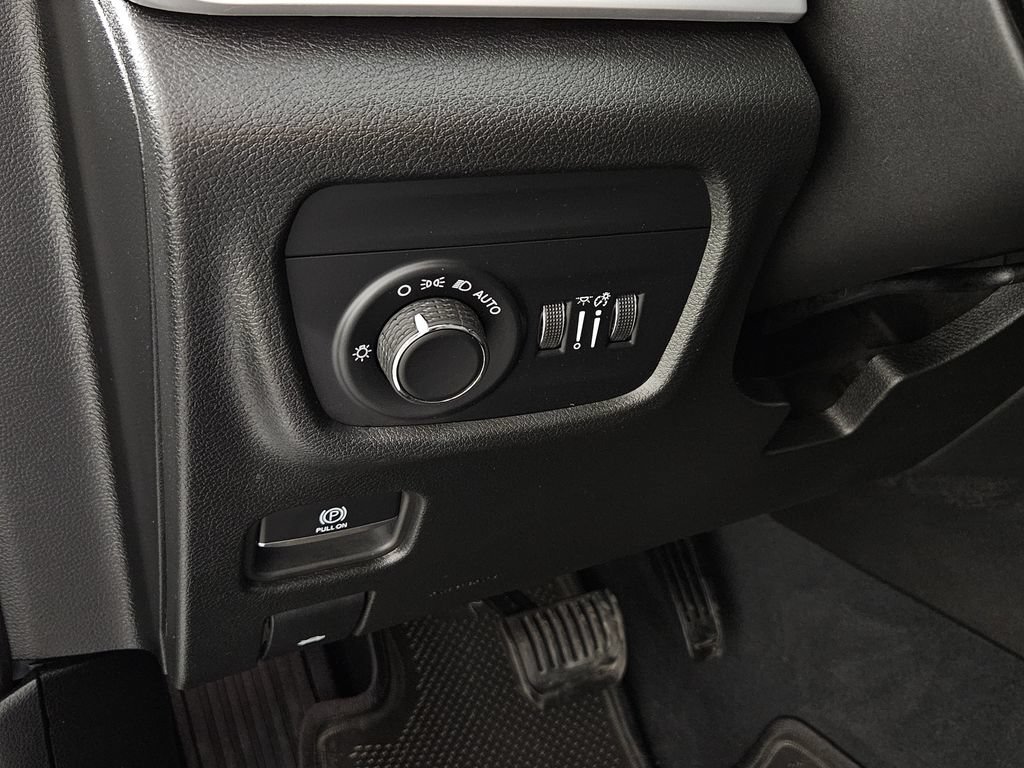 Used 2023 Jeep Grand Cherokee Laredo AWD/4WD image 23