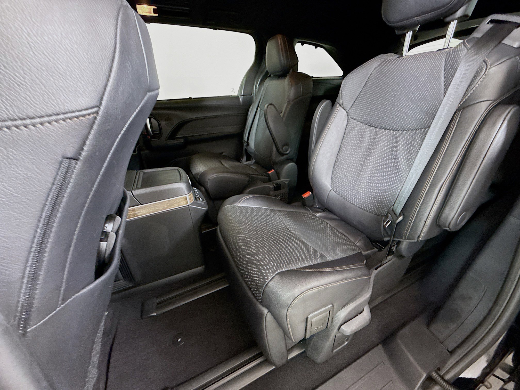 Used 2025 Toyota Sienna Platinum FWD image 22
