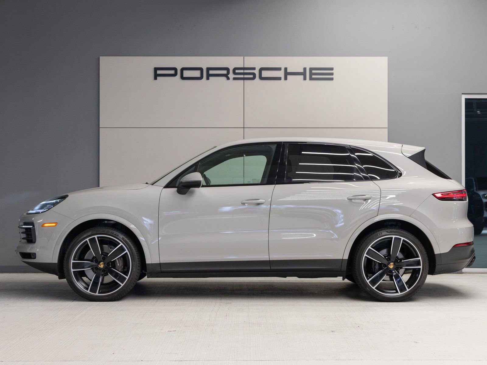 Certified 2023 Porsche Cayenne Platinum Edition image 2