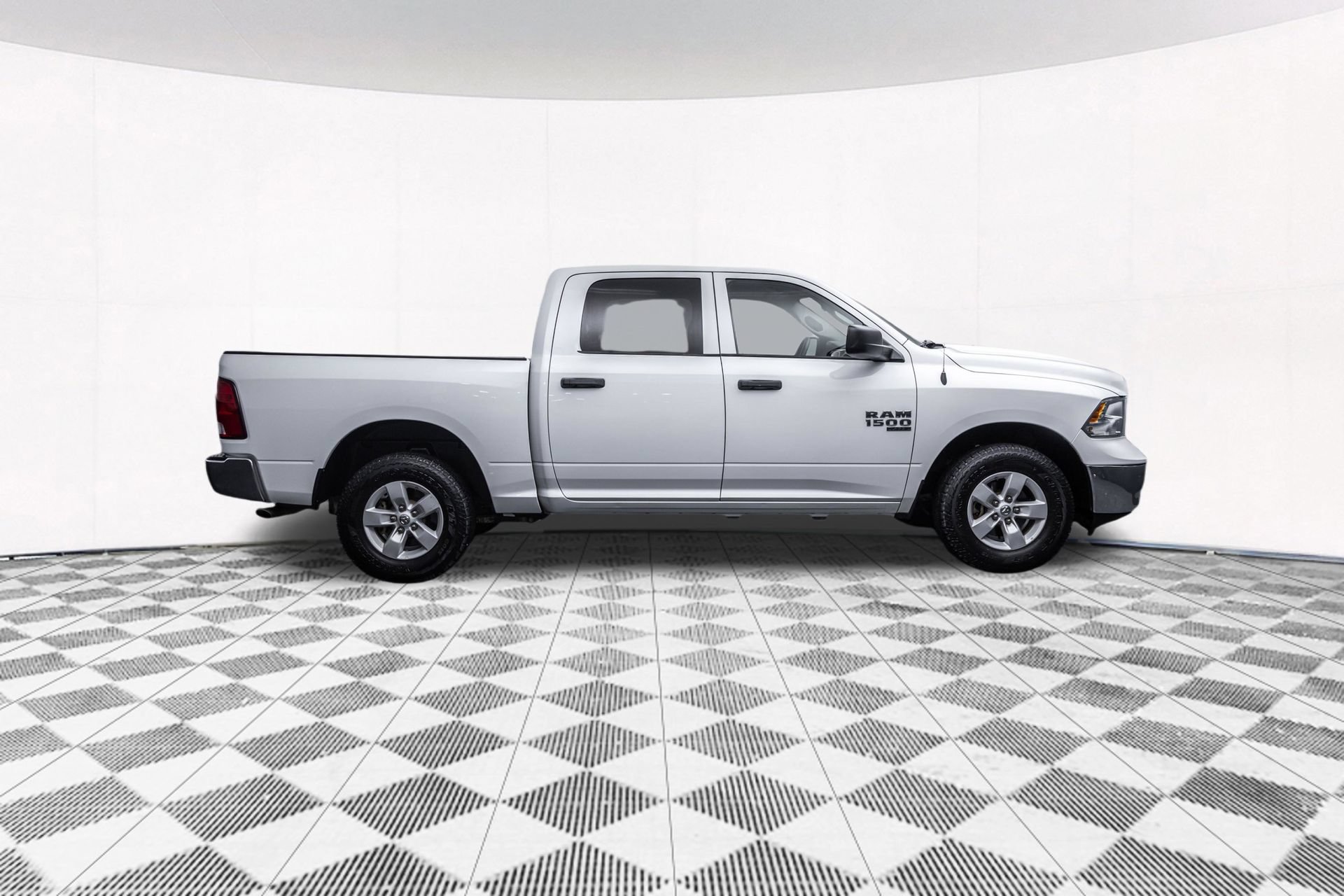 Used 2022 RAM 1500 Classic SLT w/ Electronics Group AWD/4WD image 14