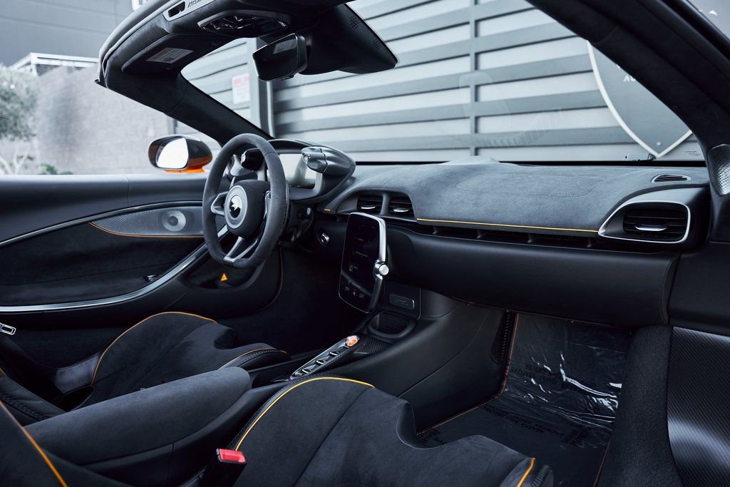 Used 2025 McLaren Artura Spider RWD image 47