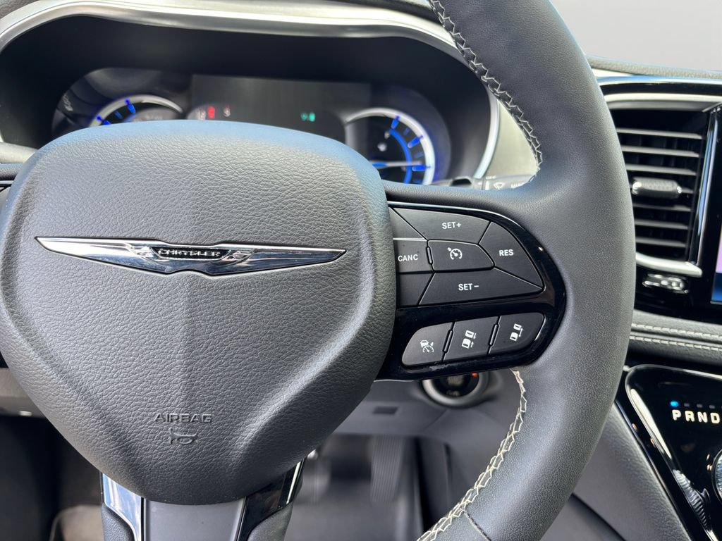 Used 2023 Chrysler Pacifica Limited w/ Uconnect Theater Family Group FWD image 20