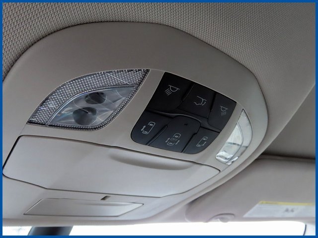 Used 2024 Chrysler Pacifica Touring-L image 18