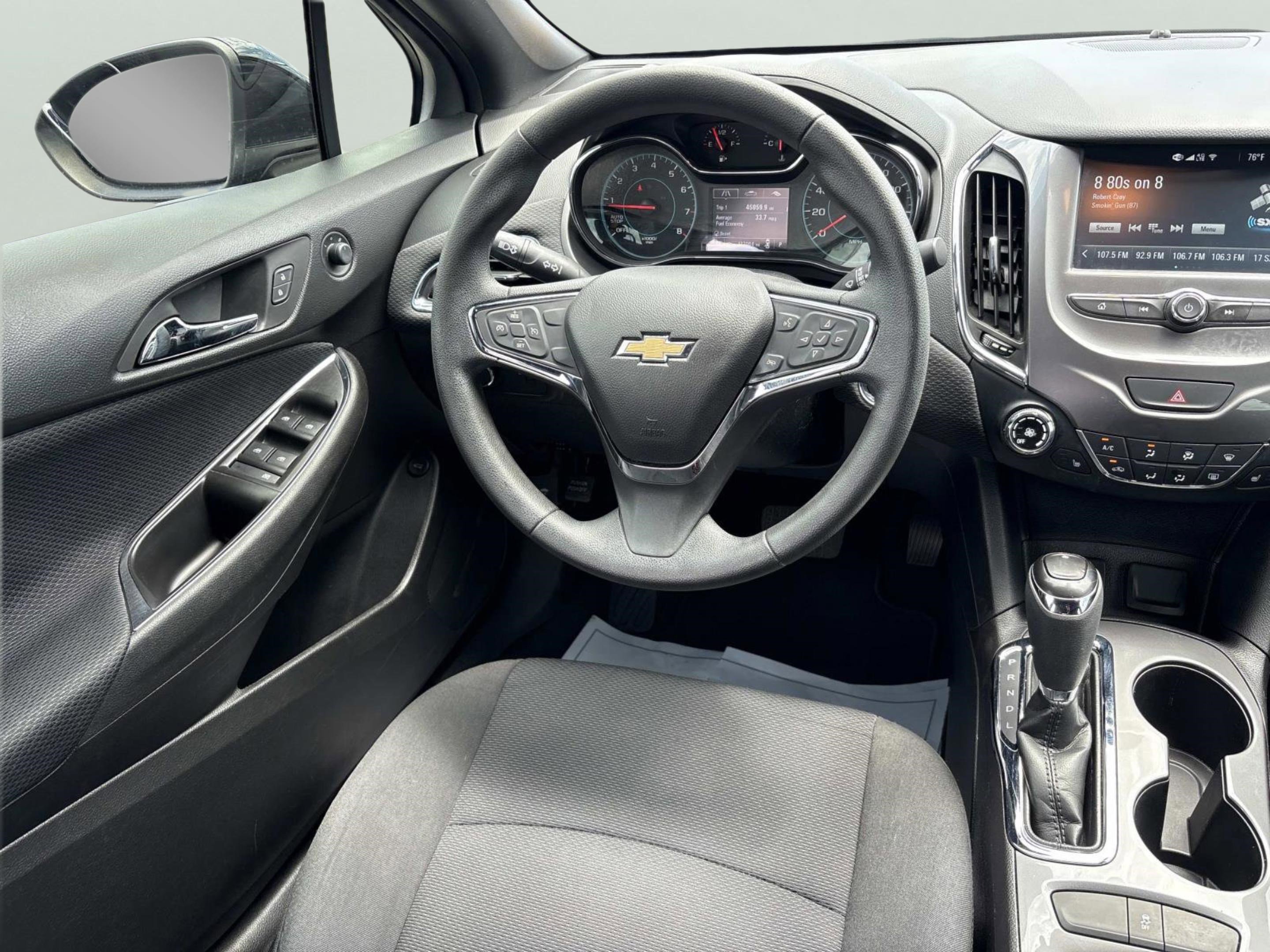 Used 2018 Chevrolet Cruze LT w/ Convenience Package FWD image 9