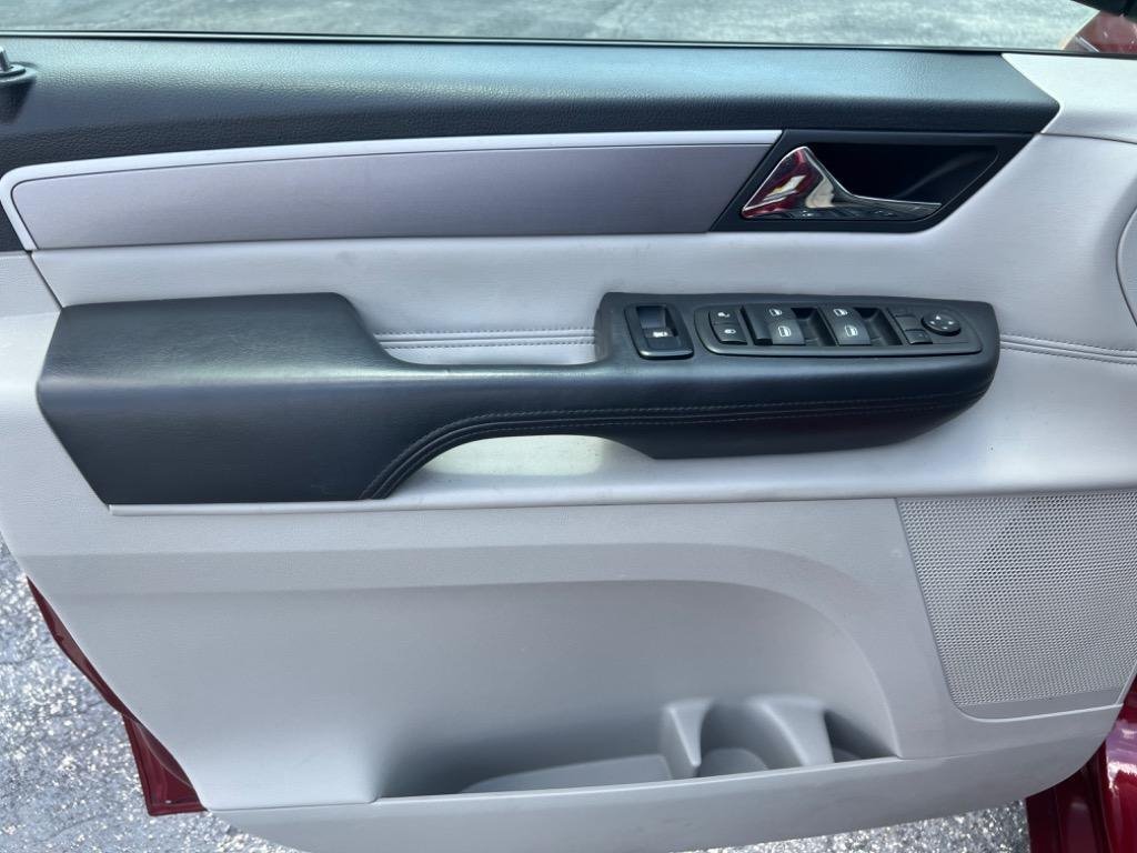Used 2012 Volkswagen Routan SEL FWD image 18