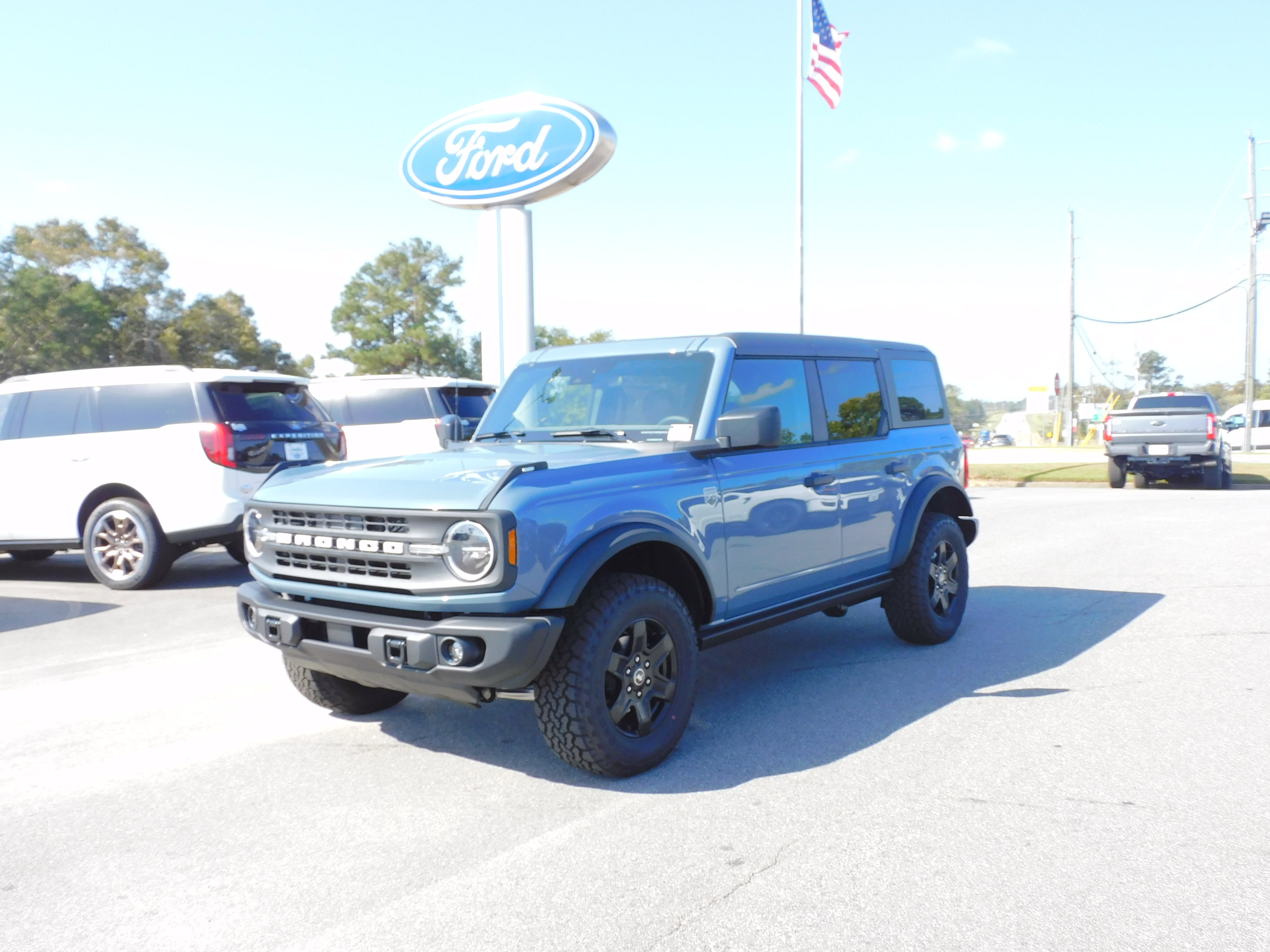 New 2025 Ford Bronco Big Bend w/ Black Diamond Package image 2
