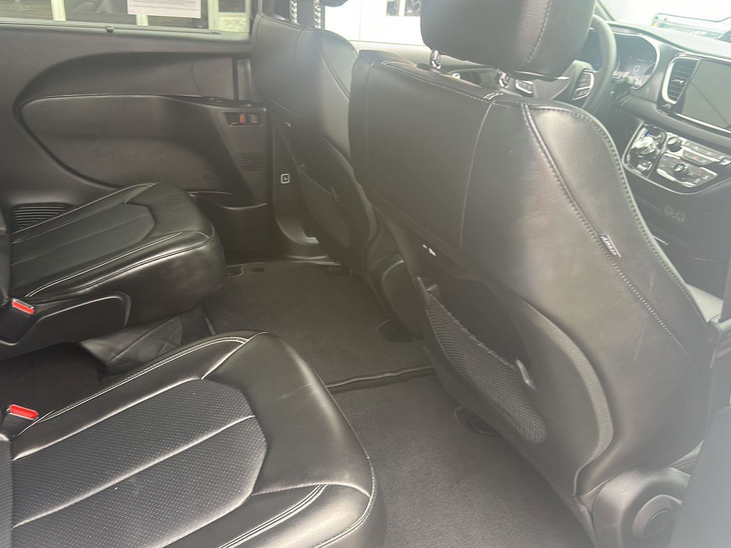 Used 2025 Chrysler Pacifica Select image 7