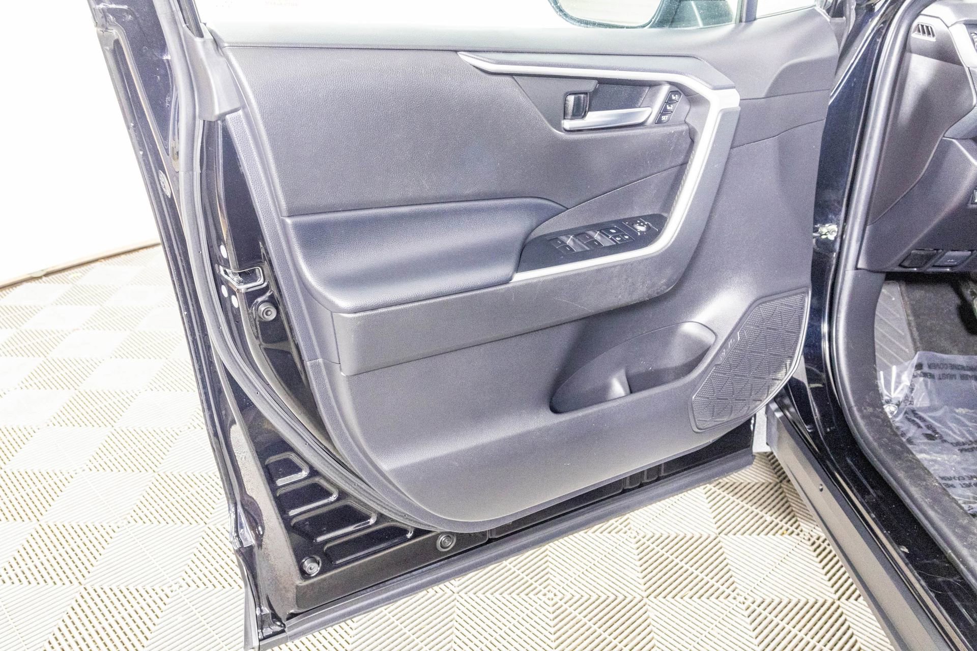 Used 2022 Toyota RAV4 XLE Premium image 35