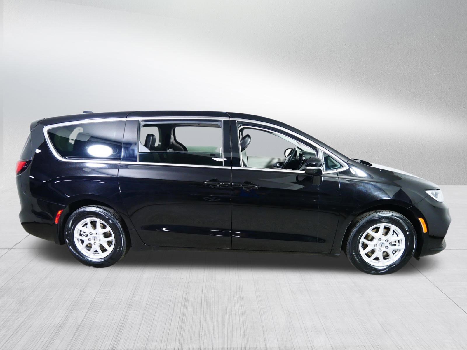 Used 2024 Chrysler Pacifica Touring-L image 8