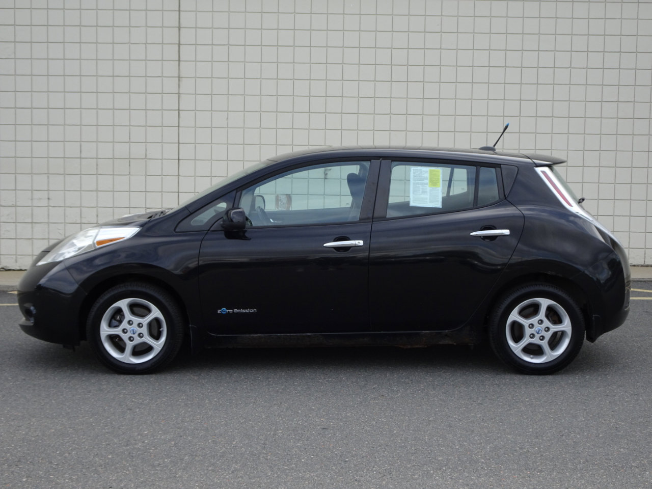Used 2014 Nissan Leaf SV w/ LED & Quick Charge Package image 4