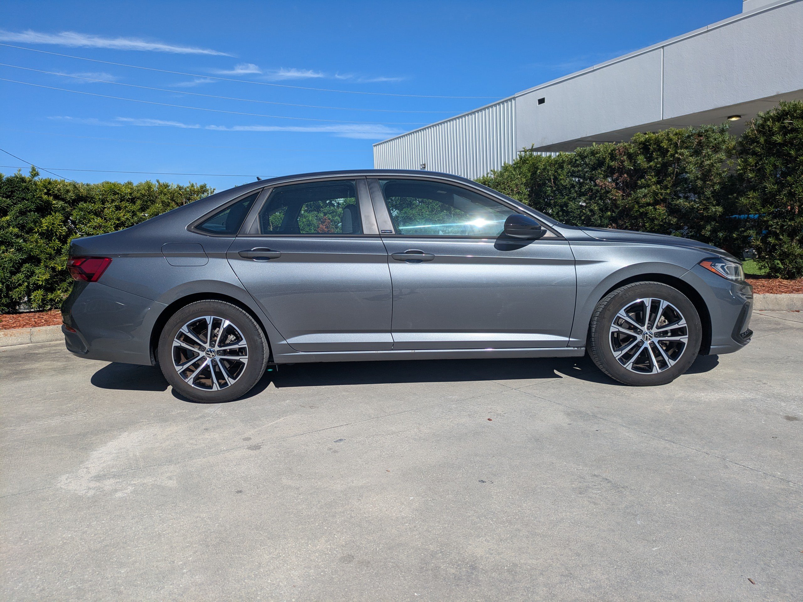 Used 2025 Volkswagen Jetta Sport FWD image 3