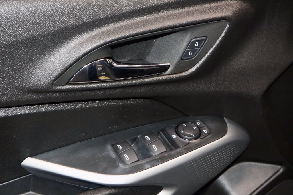 Used 2025 Chevrolet Trax LS FWD image 22