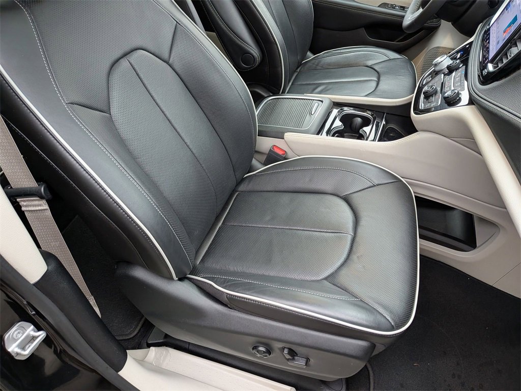 Used 2022 Chrysler Pacifica Limited w/ Uconnect Theater Family Group image 36