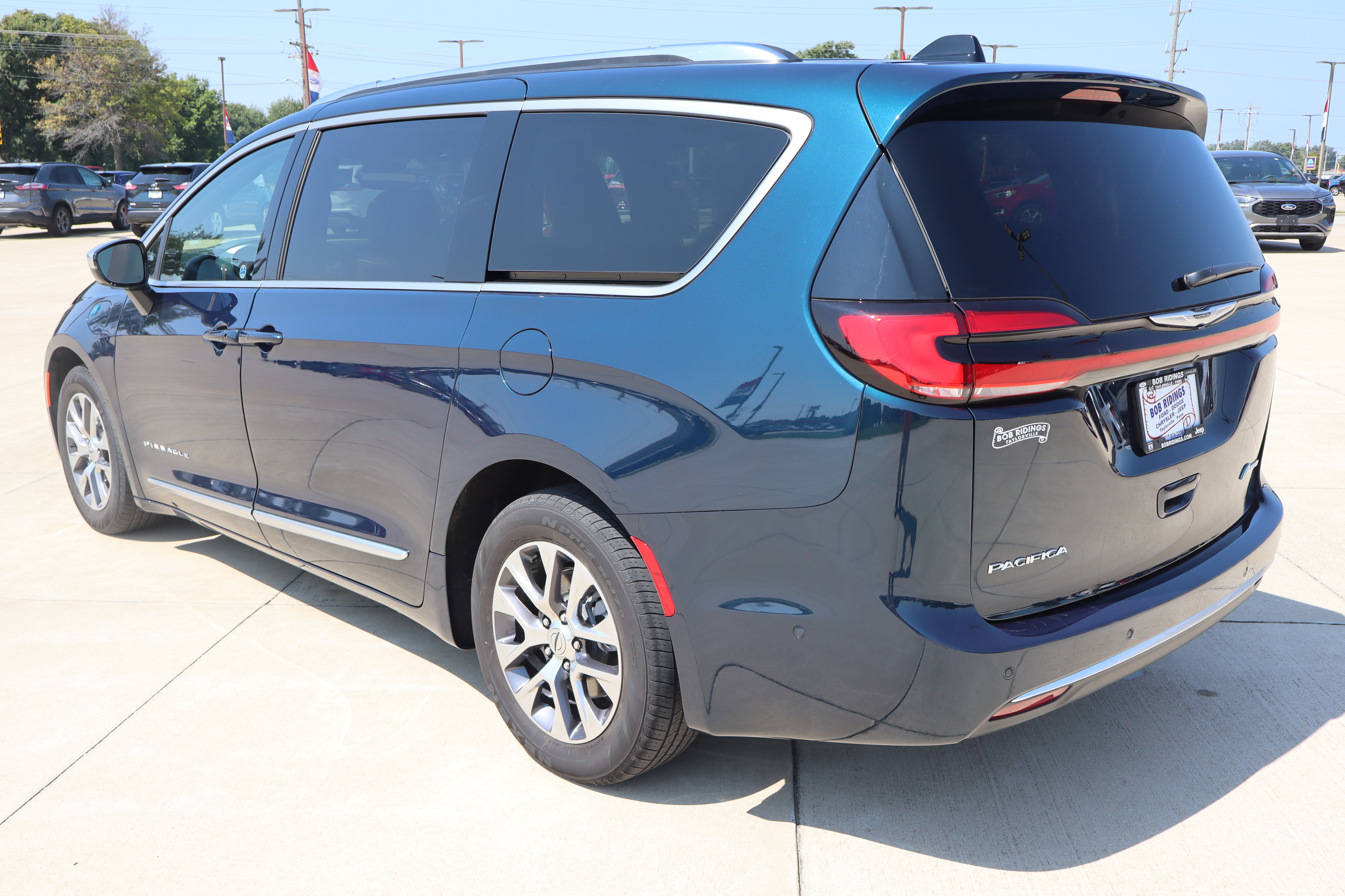 Used 2025 Chrysler Pacifica Pinnacle FWD image 7
