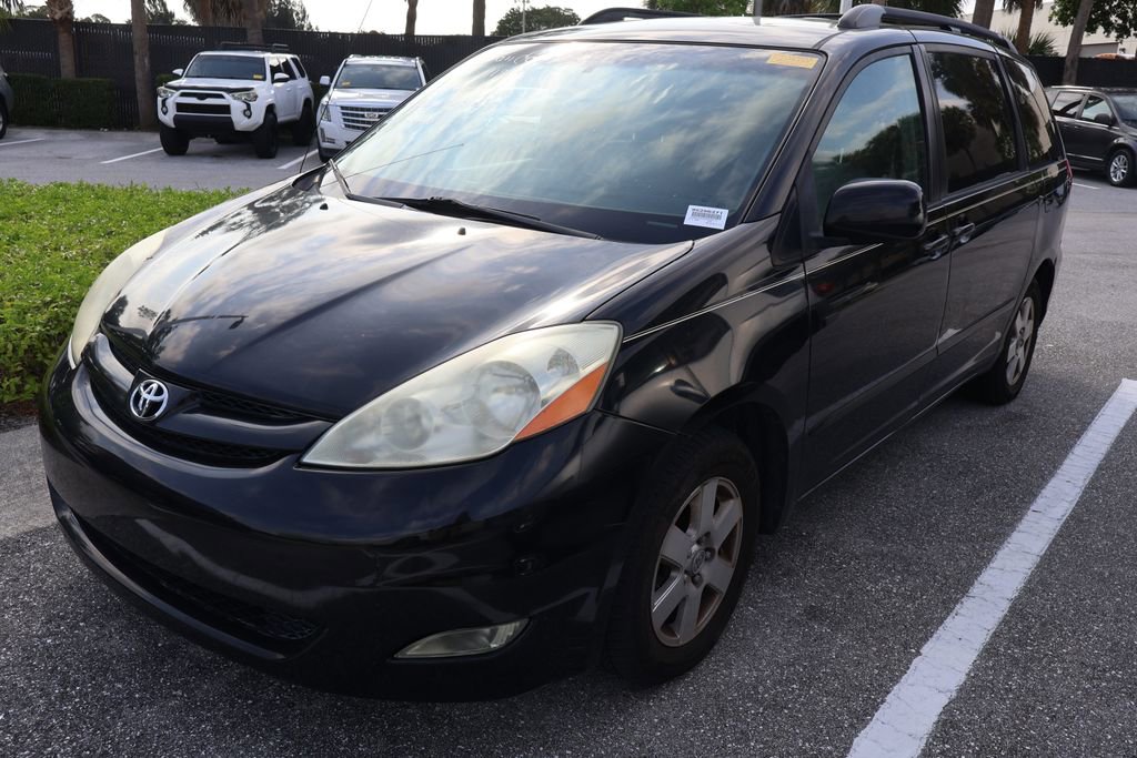 Used 2009 Toyota Sienna XLE FWD image 2